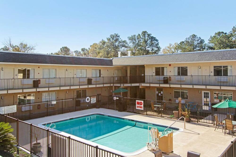 Fairbridge Inn & Suites Richmond Hill Buitenkant foto